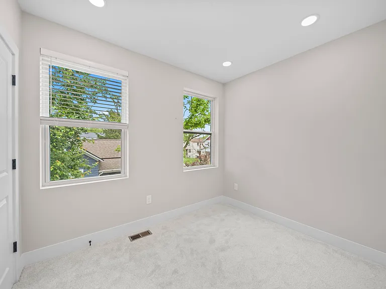 2589 Dayton Ave — Photo 36
