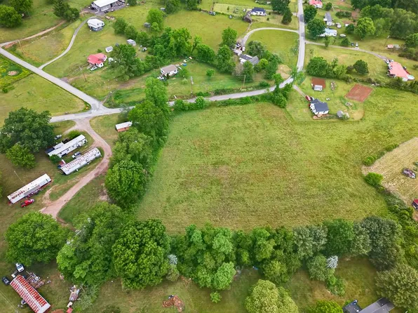 126 N Rakestown Rd, Ivanhoe, VA 24350