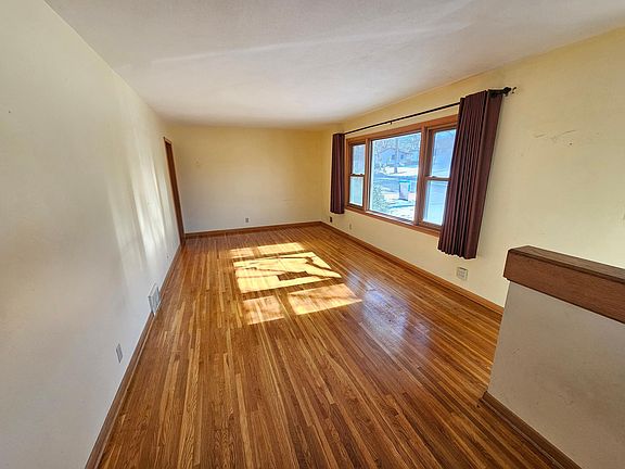 4th image of 513 54th Ave NE
