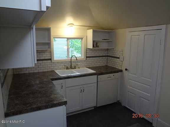3rd image of 39 Oak St NE