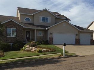 616 Regina Ln, Bismarck, ND 58503