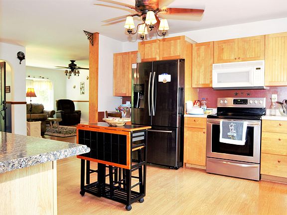 3rd image of 753 Honeysuckle Dr