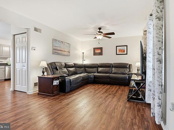 5th image of 318 Amanda Ct