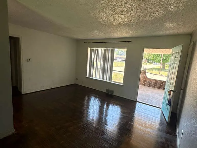 2200 Clary Dr — Photo 4