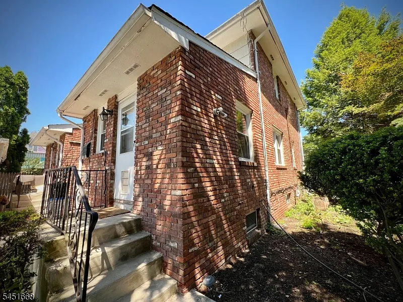 201 E 9th St #1