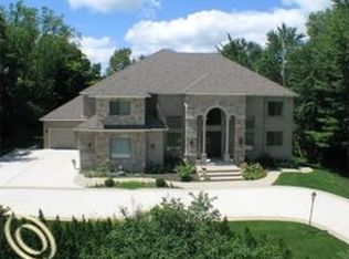 3960 Shallow Brook Dr, Bloomfield Hills, MI 48302