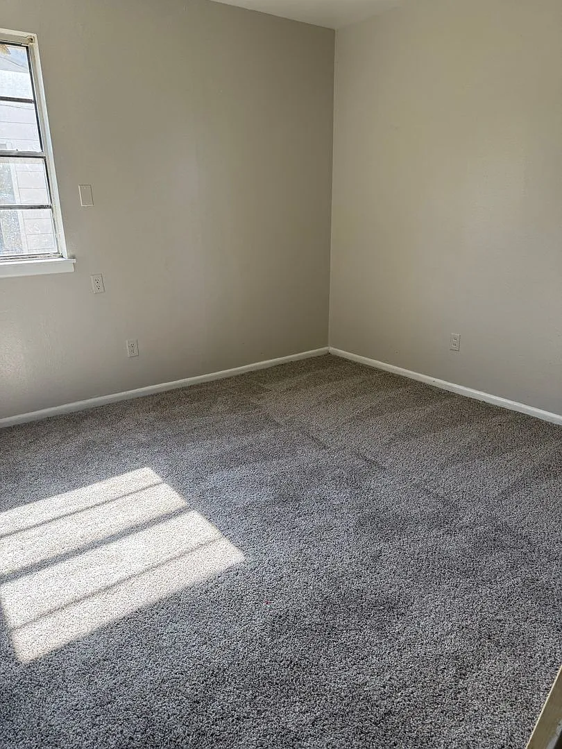 3 Bedroom 1 Bathroom 300 Off 1st Month Special — Photo 2