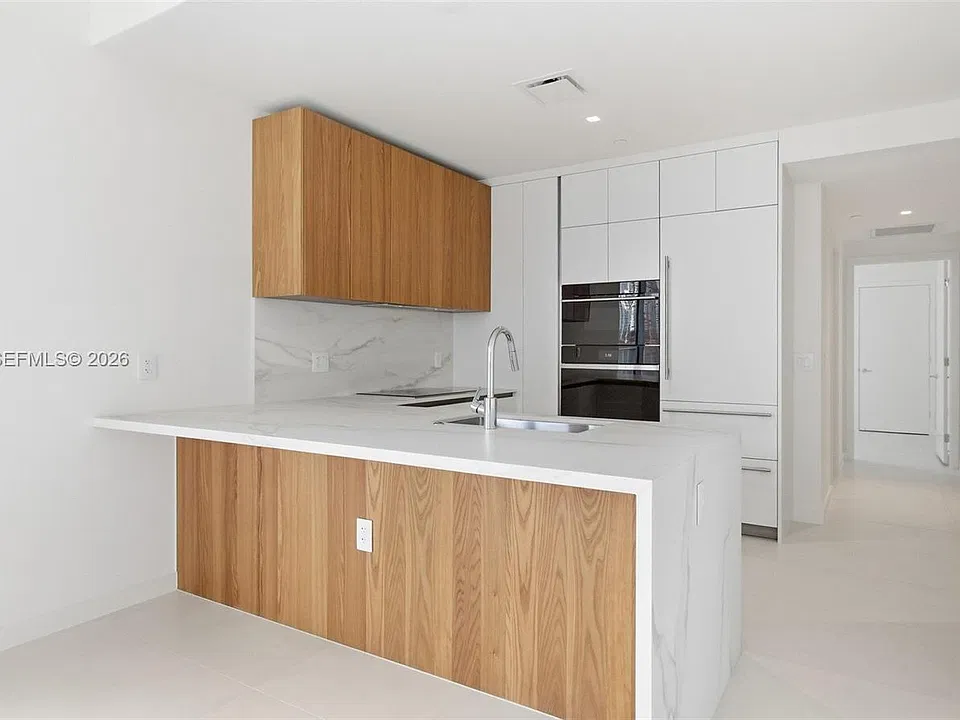 1400 Biscayne #2902