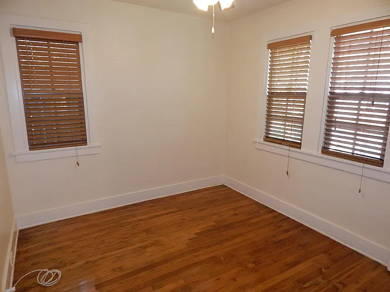 809 E Tujunga Ave — Photo 22