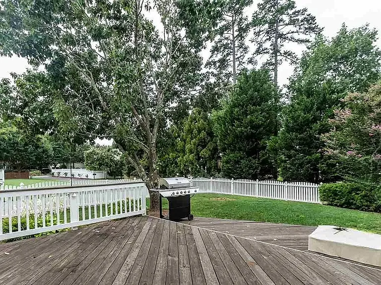 10400 Swerling Way — Photo 5