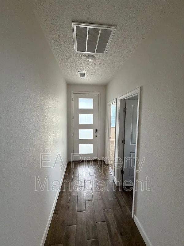 4 bed, 2.0 bath, 1697 sqft, $2,795 — Photo 2