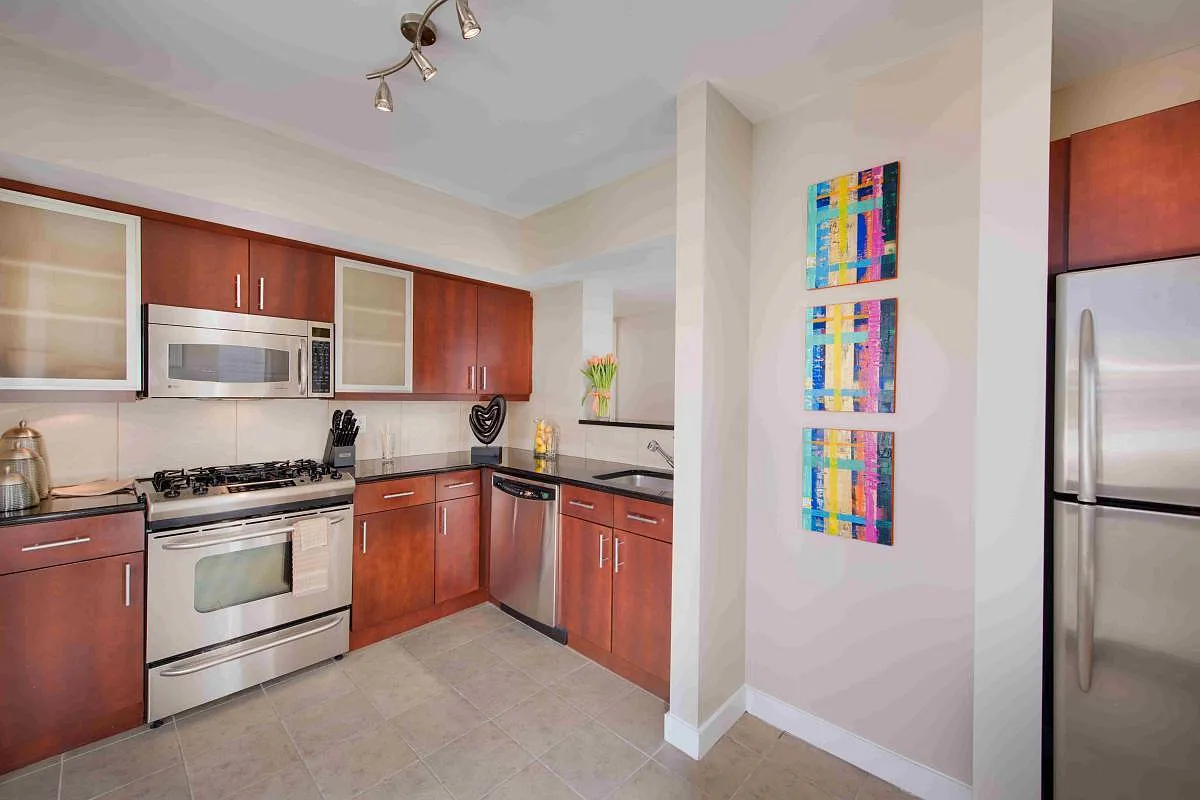 565 Penn Residences — Photo 2
