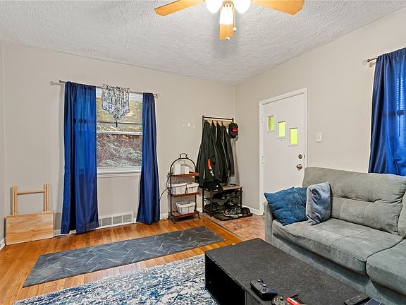 3rd image of 821 George St