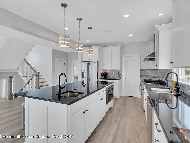 106 8th Ave — Photo 30
