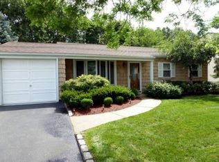 81 Gainsborough Rd, Holbrook, NY 11741