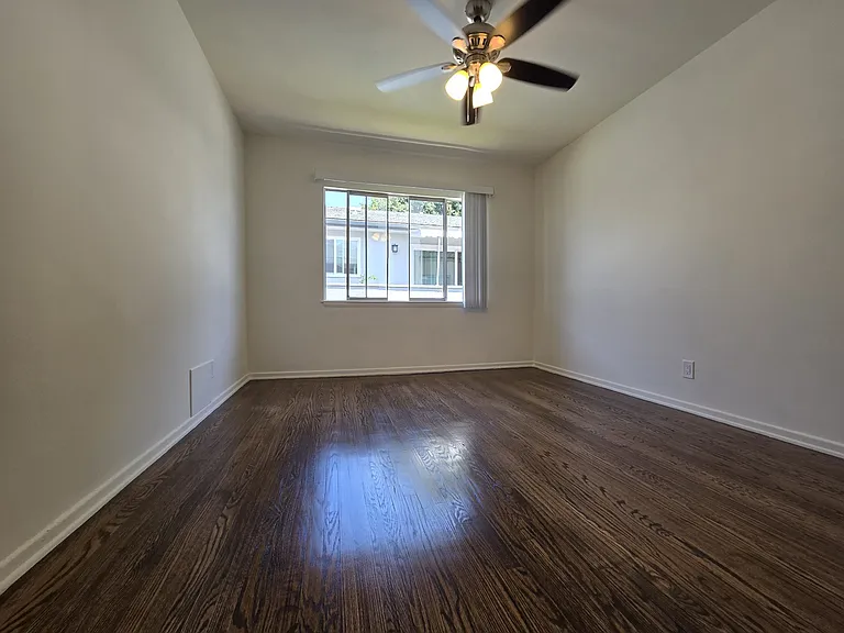 512 N Hayworth Ave #4 — Photo 11