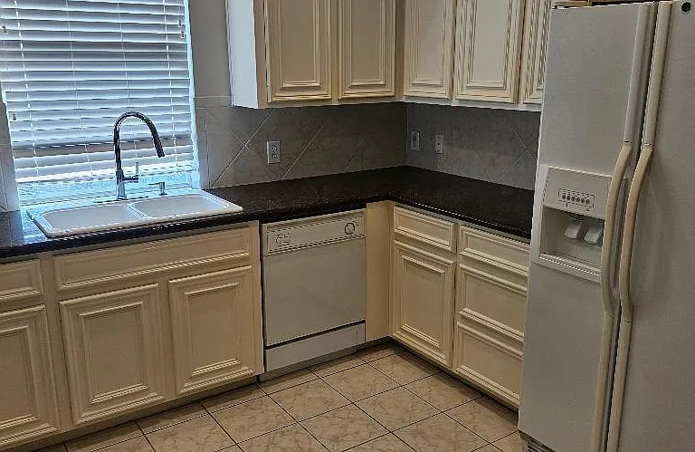 1413 W Webster St — Photo 14