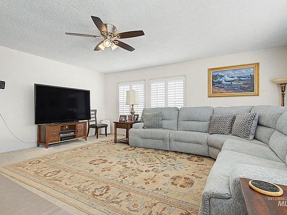 5th image of 823 Grelle Dr