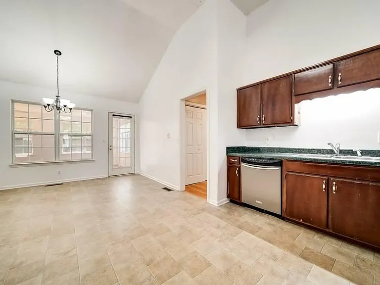 824 Stone Hedge Ct — Photo 17