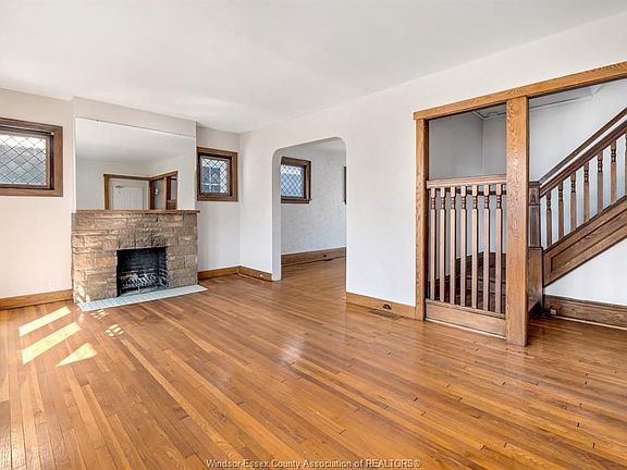 4th image of 762 Victoria Ave