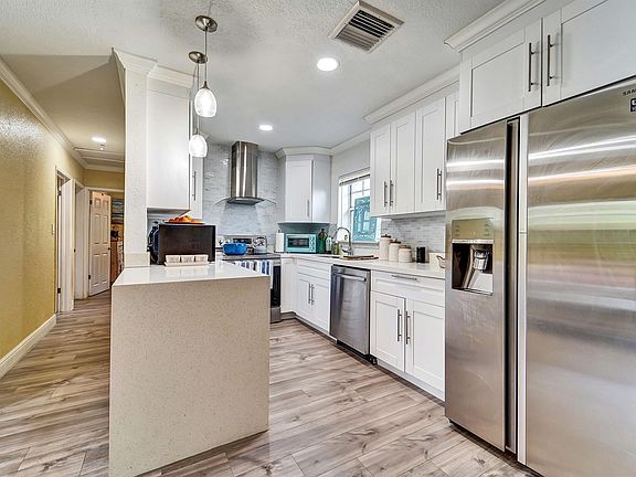 3rd image of 1146 N Andrews Avenue