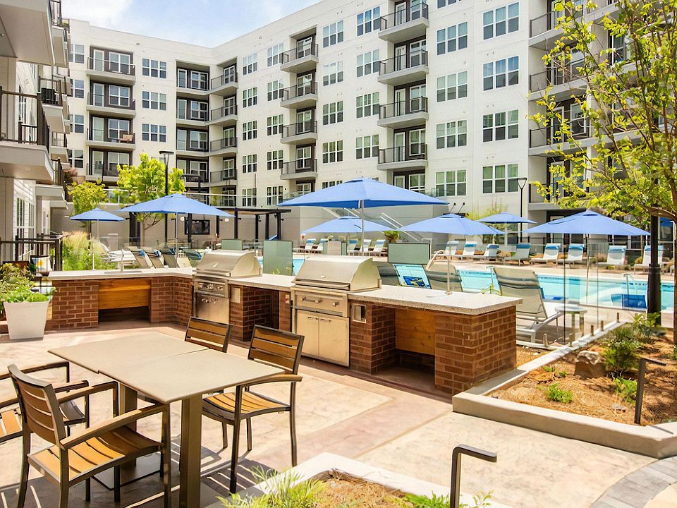 Courtyard with Outdoor Kitchen and Grills