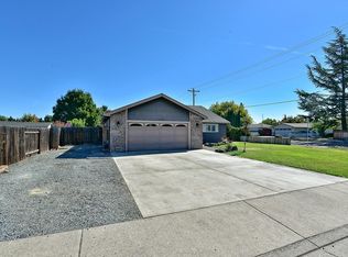 1380 Circle Wood Dr, Central Pt, OR 97502