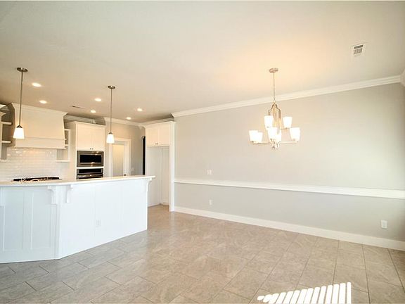 5th image of 1090 Huntleigh Dr