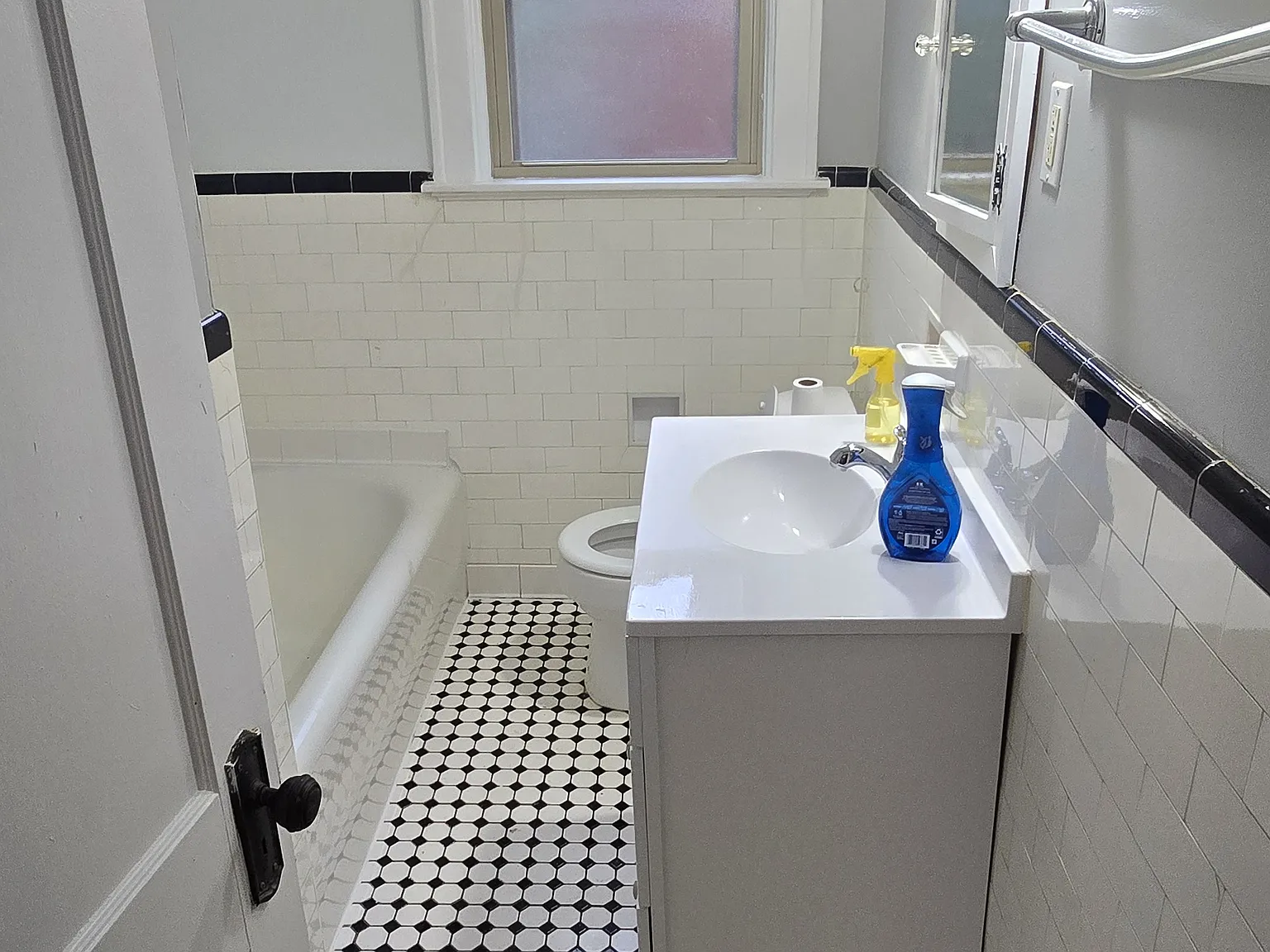 2 bed, 1000 sqft, $1,100 — Photo 2