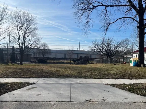 Moyer Ave, Elkhart, IN 46516