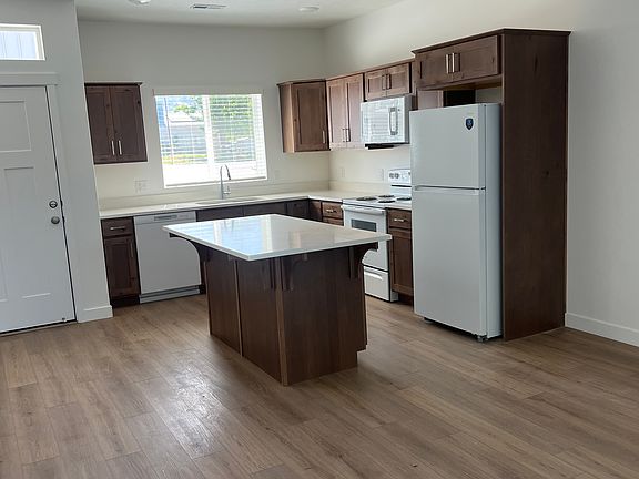 2nd image of 384 S Fort Ln