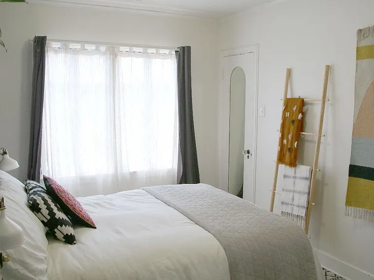 Cozy and Quiet Bedroom in Charming 2 BDR/1 BA Retro Row Duplex Apartment.