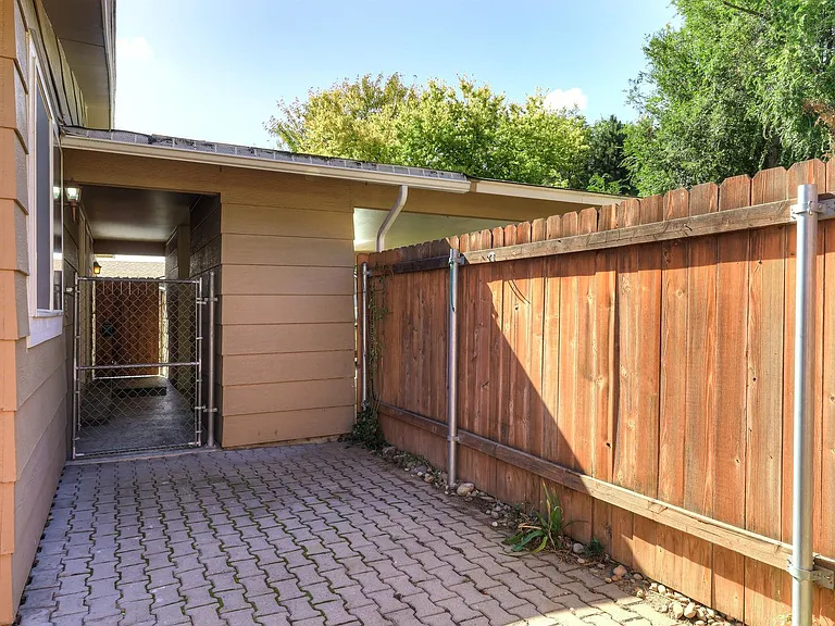 Beautifully Renovated 2 Bed, 1 Bath Townhouse Available July 1st! — Photo 25