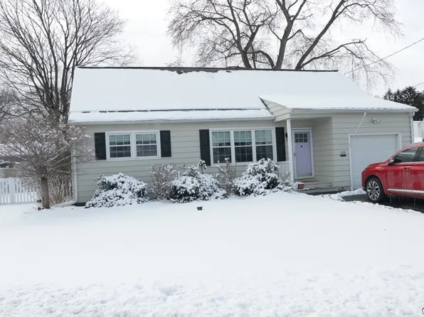 203 Crestwood Dr, North Syracuse, NY 13212