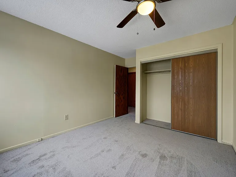 4320 36 1/2 St W — Photo 15