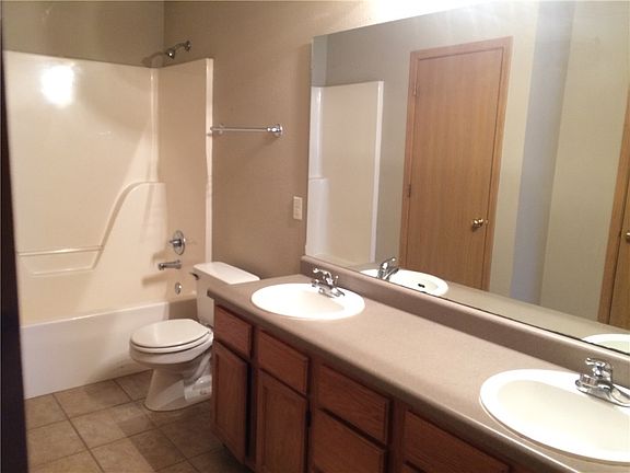 5th image of 208 Holly St