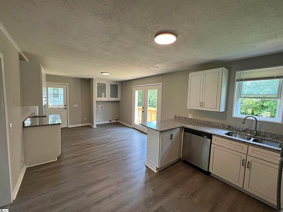 3rd image of 102 Derwood Cir