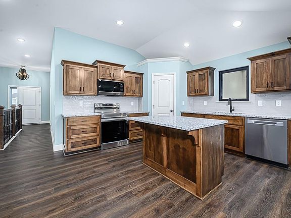 4th image of 15644 Sheridan Ct