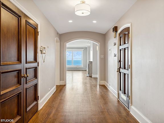 5th image of 3920 N Lake Shore Dr APT 15N