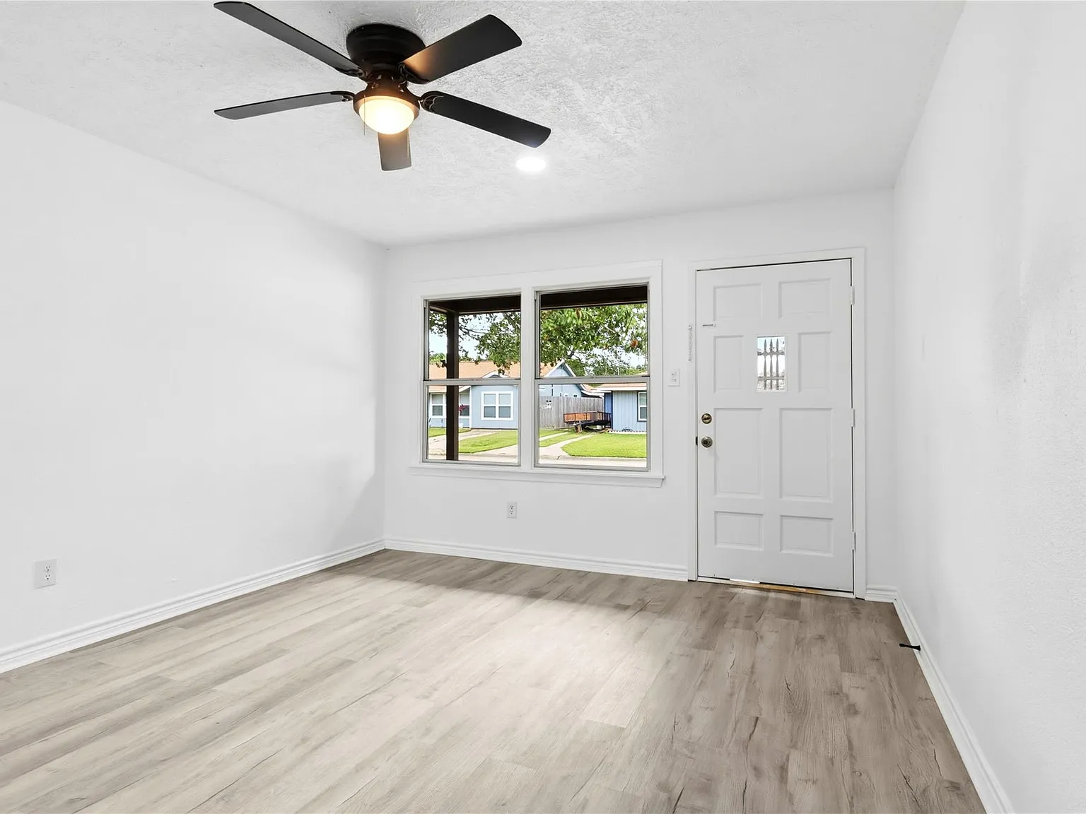 3 bed, 2.0 bath, 1095 sqft, $1,800 — Photo 4