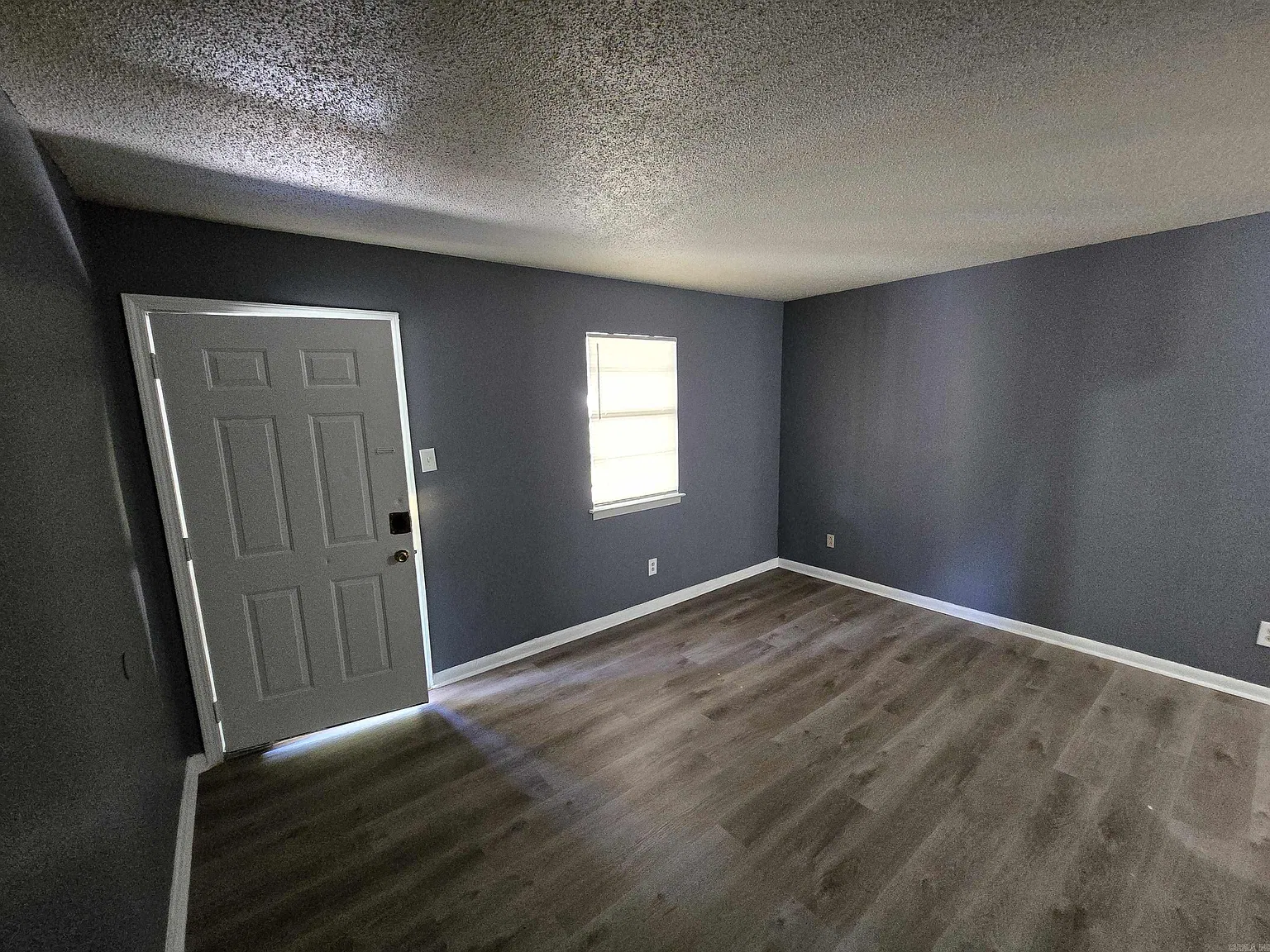 1 bed, 1.0 bath, 1372 sqft, $695 — Photo 1
