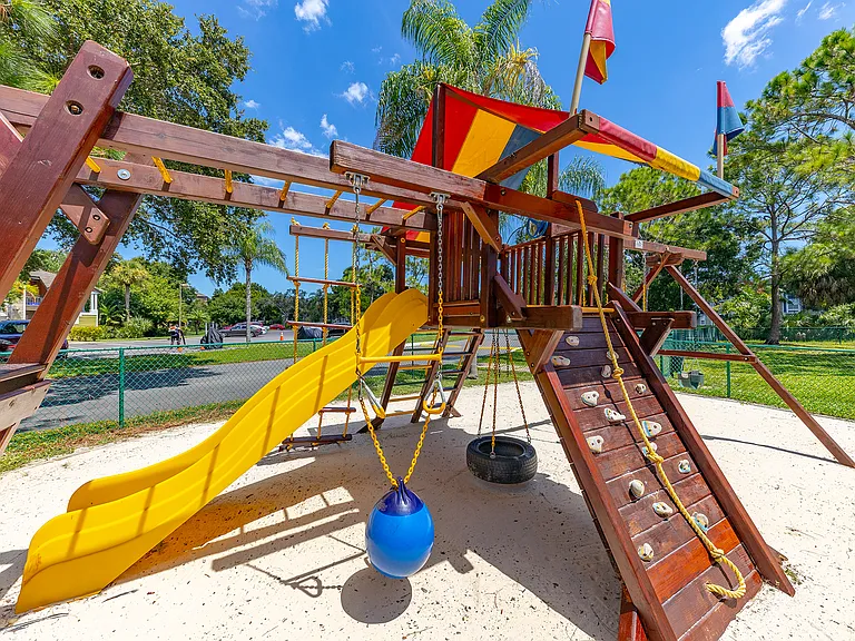 Palm Cove Apartments — Photo 108