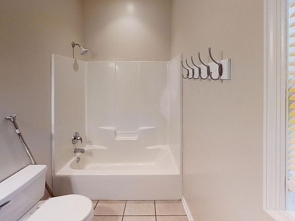 5th image of 228 N Ross St APT 1