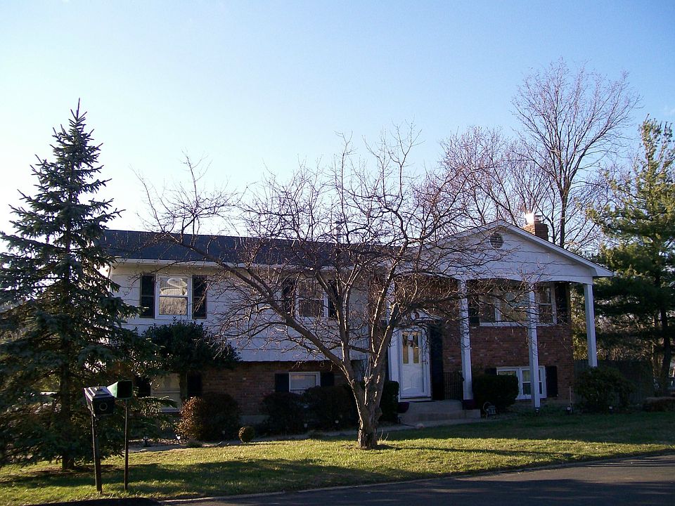 1st image of 4 Hillside Dr
