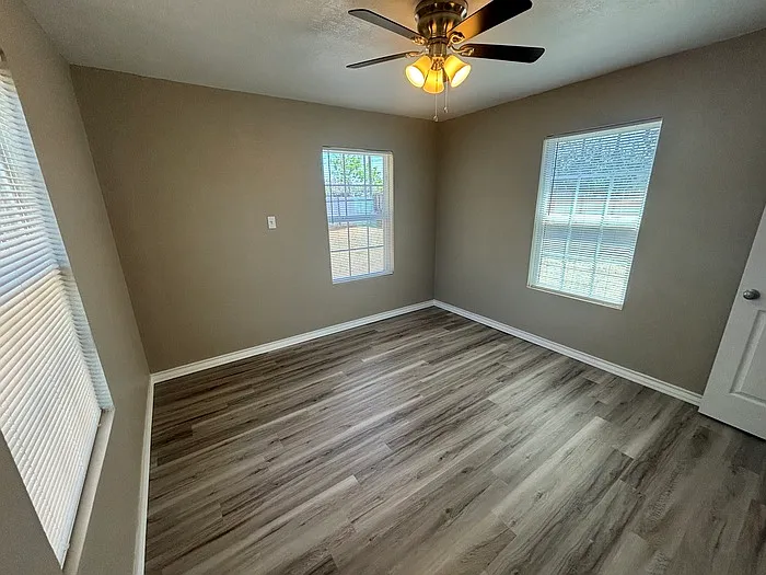909 College Ave — Photo 16