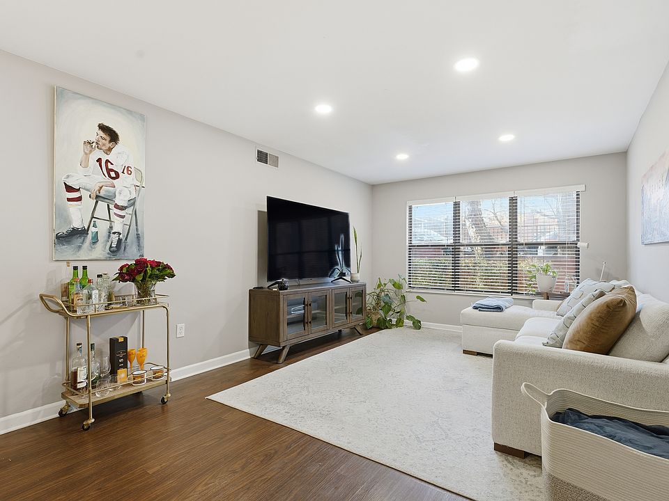 1st image of 925 Washington St APT 102