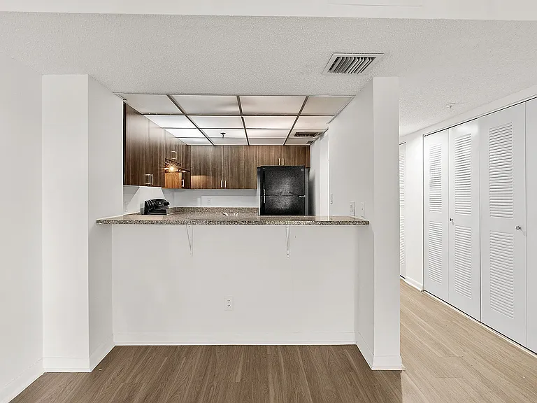 Tennis Towers Apartments — Photo 32