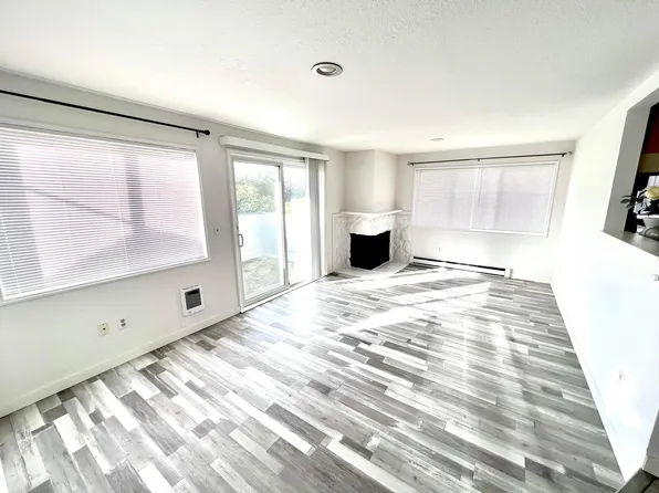 12717 NE 144th St APT D, Kirkland, WA 98034