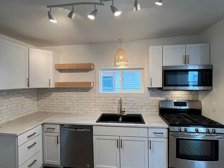 858 Baxter St SE — Photo 2