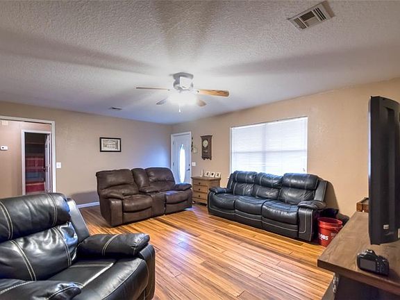3rd image of 1502 Summer Ln